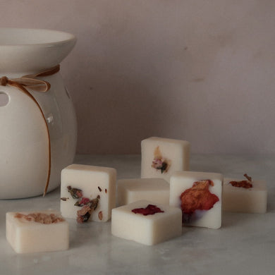 Floral Stories Discovery Set with scented wax melts and wax melt burne