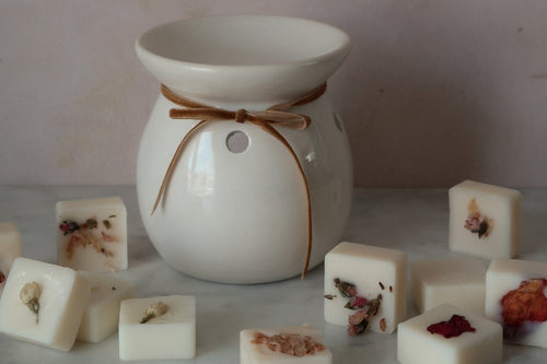 Floral Stories Discovery Set with scented wax melts and wax melt burne